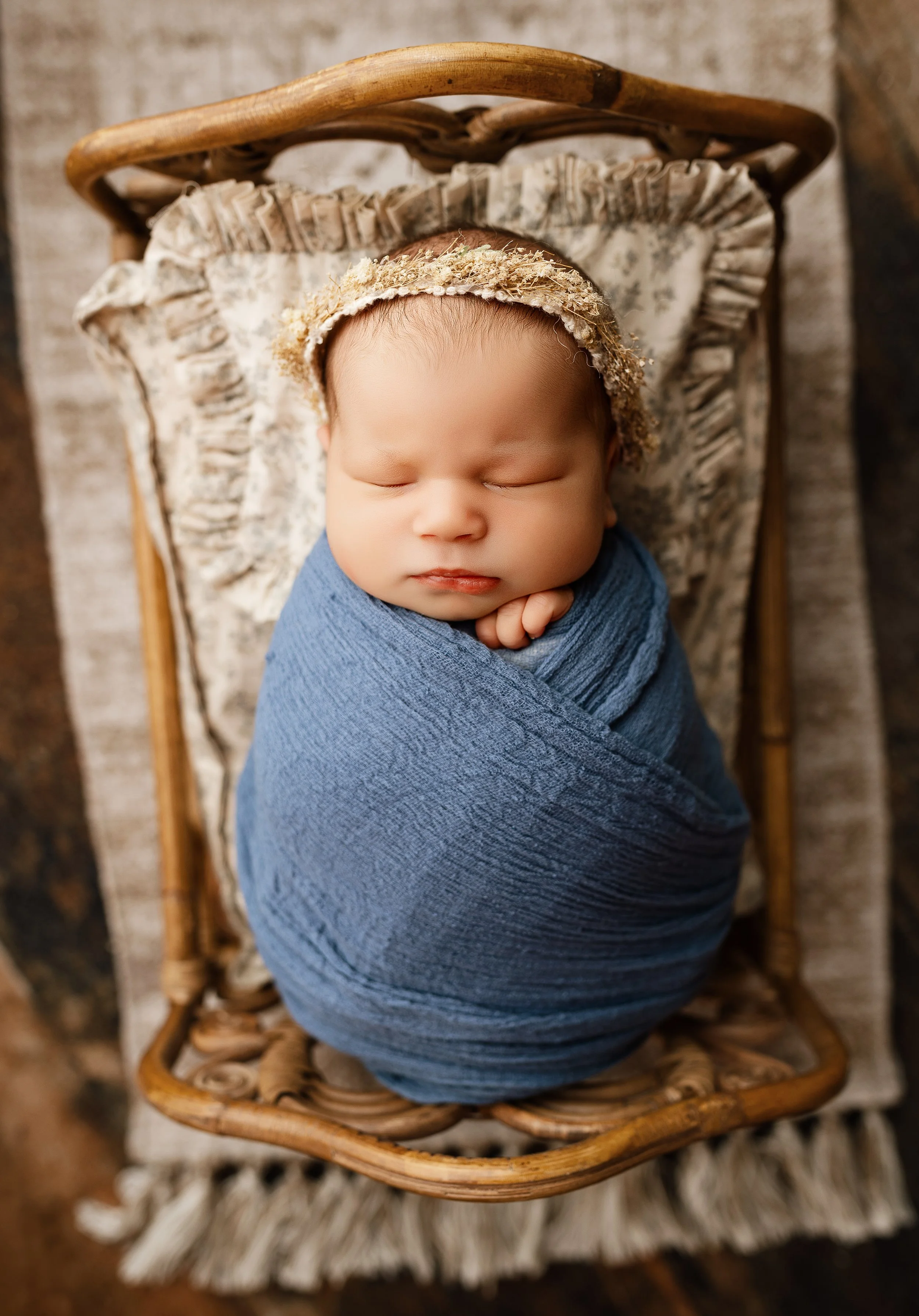baby sleeping on bownsor (2020 原画) Newborn Photography Session in Lake Charles, LA | Alana Mae